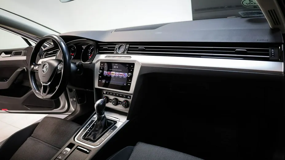VOLKSWAGEN Passat -