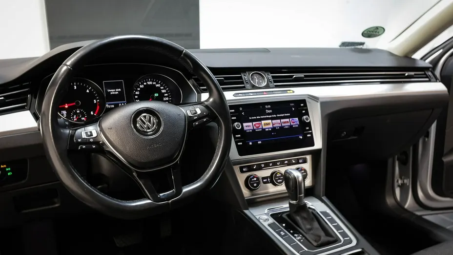 VOLKSWAGEN Passat -