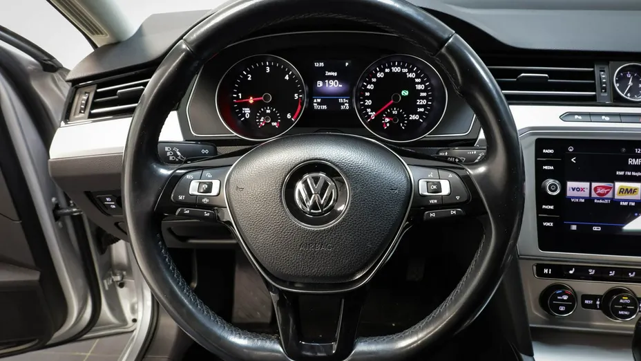 VOLKSWAGEN Passat -