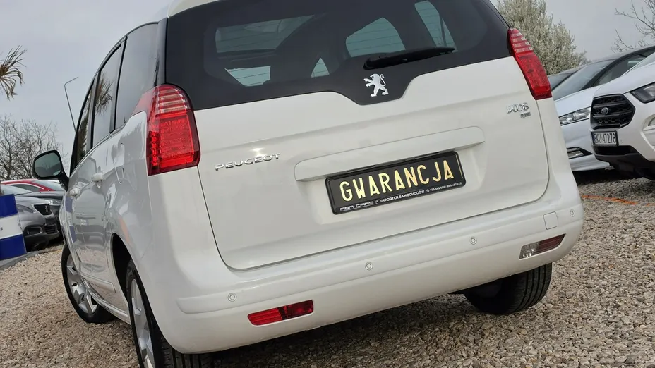 PEUGEOT 5008 -