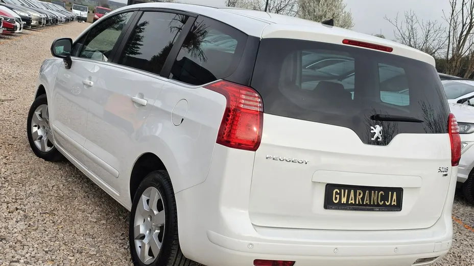 PEUGEOT 5008 -