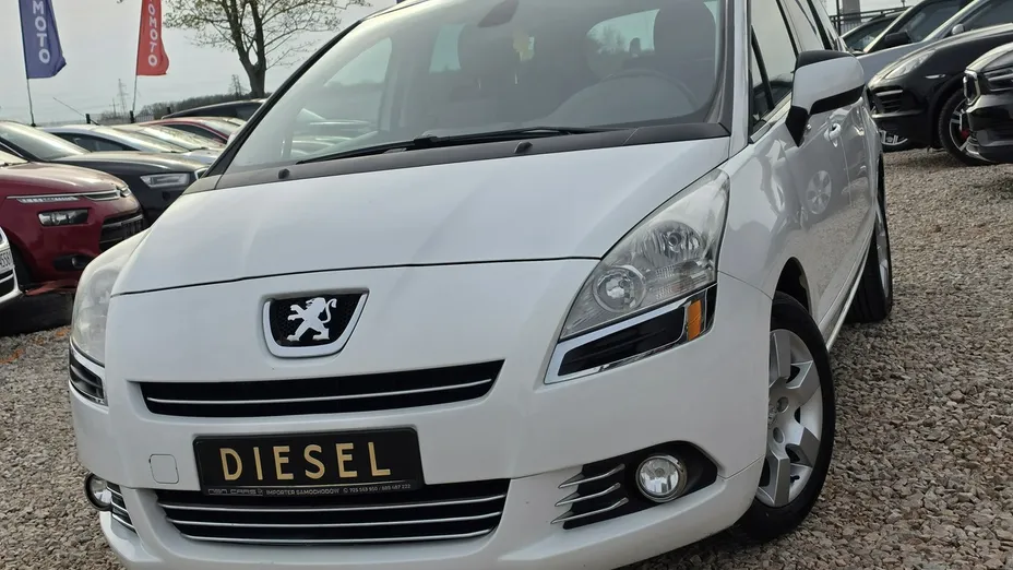 PEUGEOT 5008 -