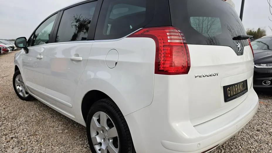 PEUGEOT 5008 -