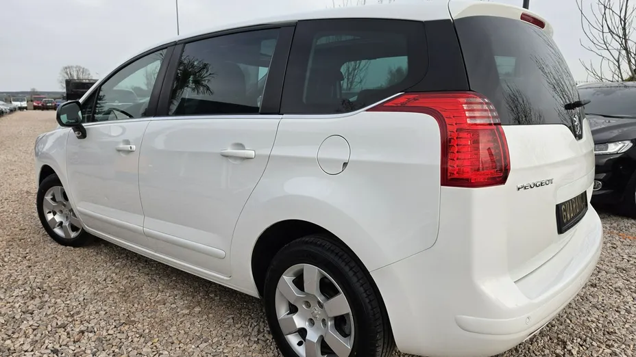 PEUGEOT 5008 -