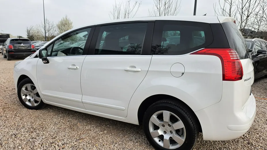 PEUGEOT 5008 -