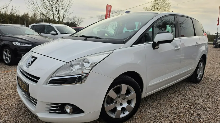PEUGEOT 5008 -
