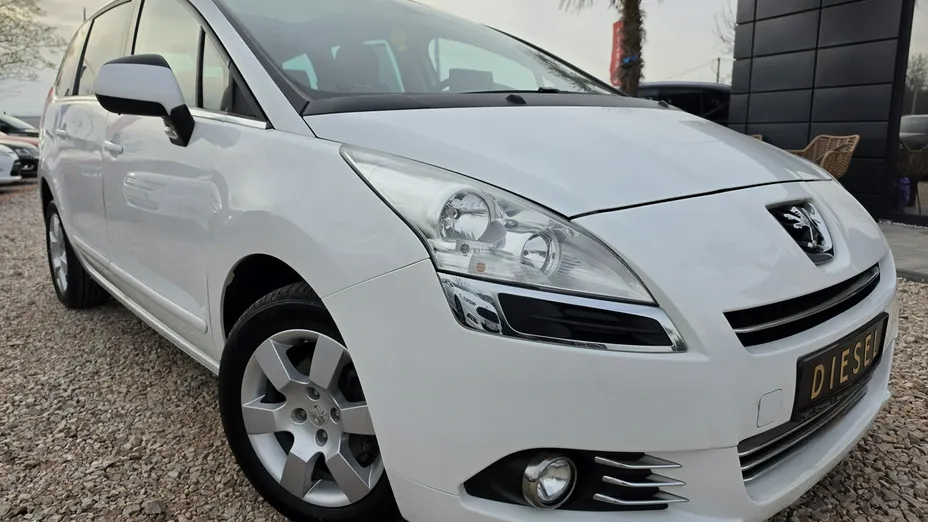 PEUGEOT 5008 -