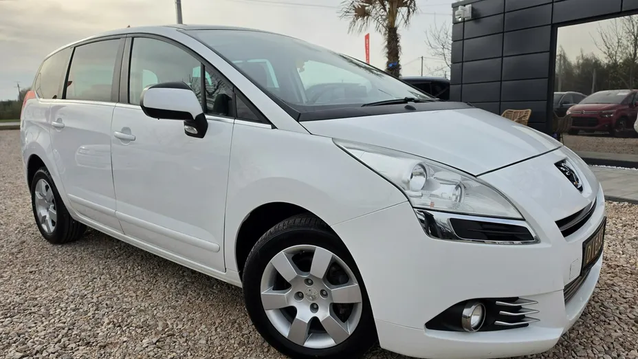 PEUGEOT 5008 -