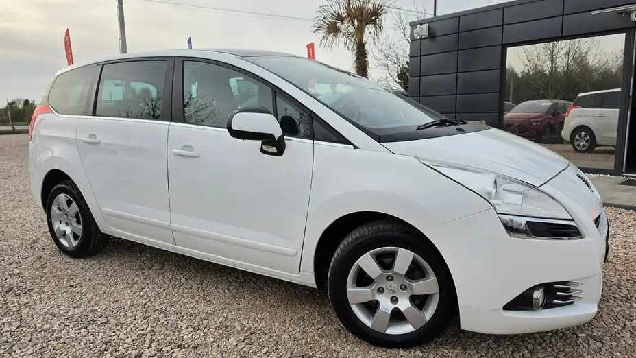 PEUGEOT 5008 -