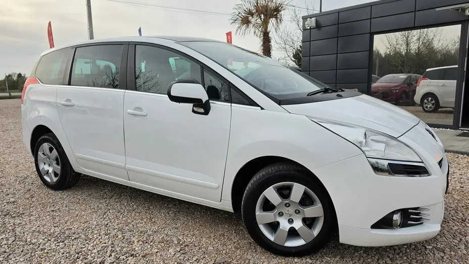 PEUGEOT 5008 -