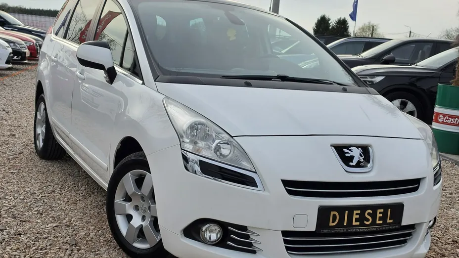 PEUGEOT 5008 -