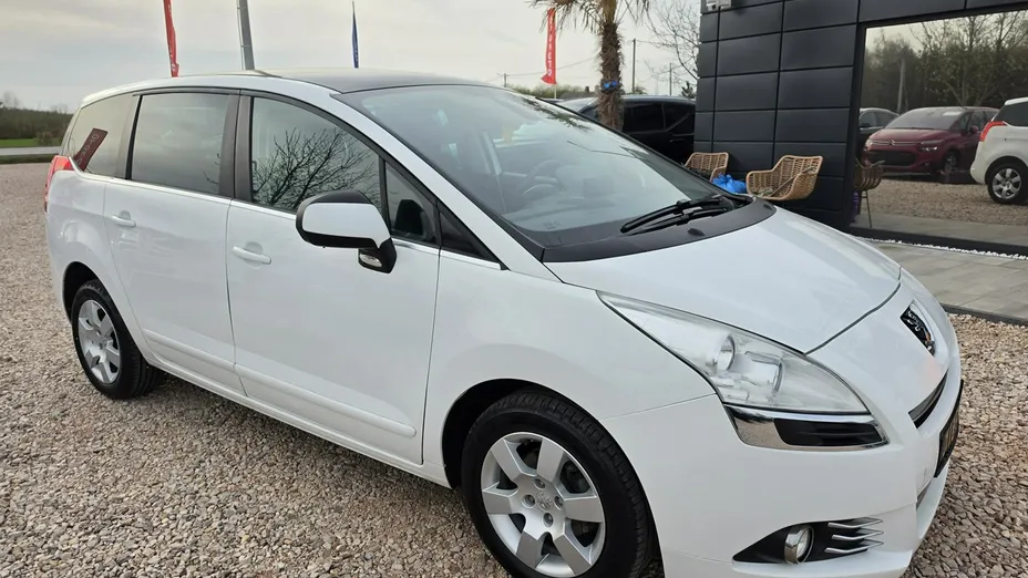 PEUGEOT 5008 -