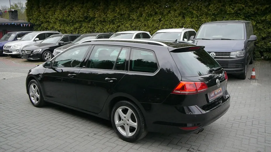 VOLKSWAGEN Golf -