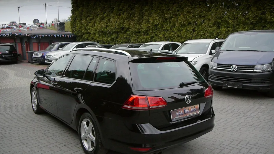 VOLKSWAGEN Golf -