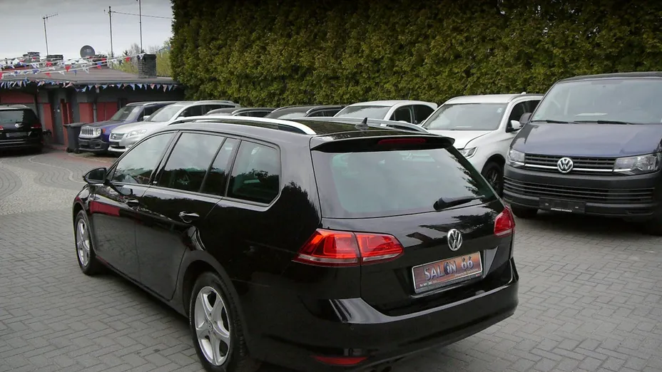 VOLKSWAGEN Golf -
