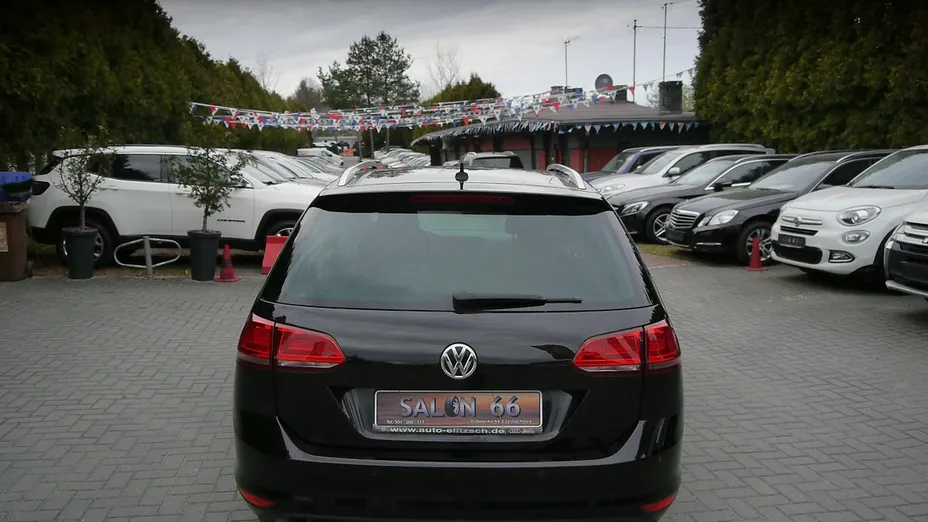 VOLKSWAGEN Golf -