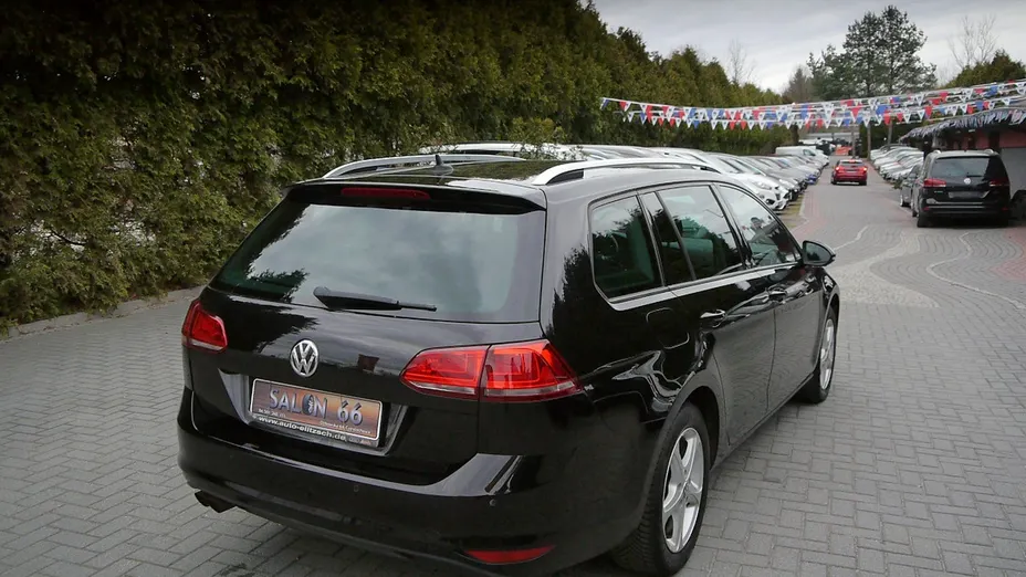 VOLKSWAGEN Golf -