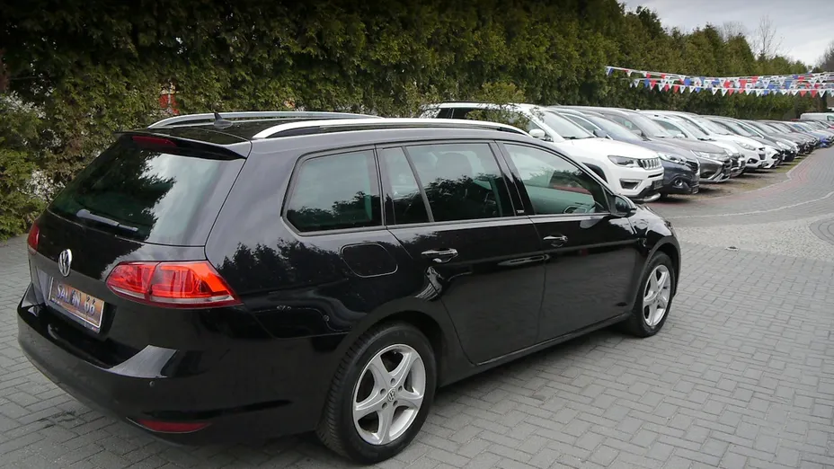 VOLKSWAGEN Golf -