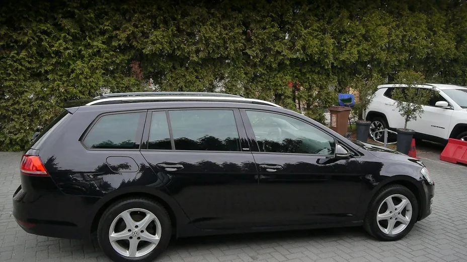 VOLKSWAGEN Golf -