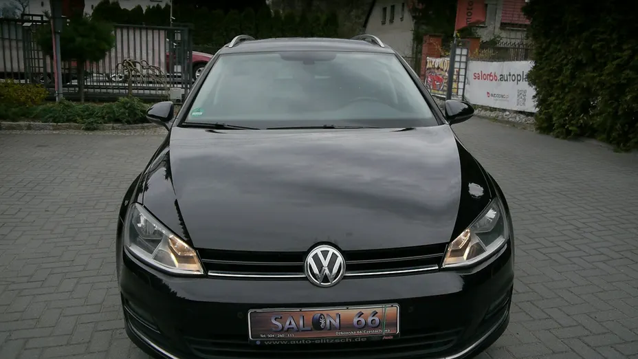 VOLKSWAGEN Golf -