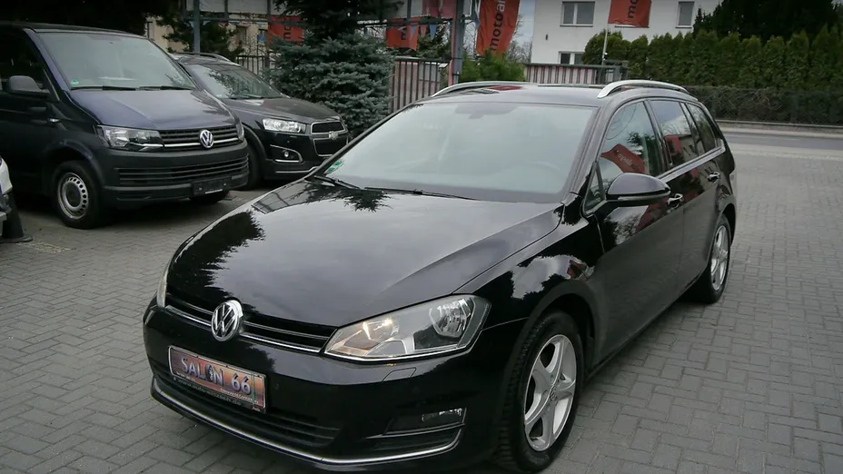 VOLKSWAGEN Golf -