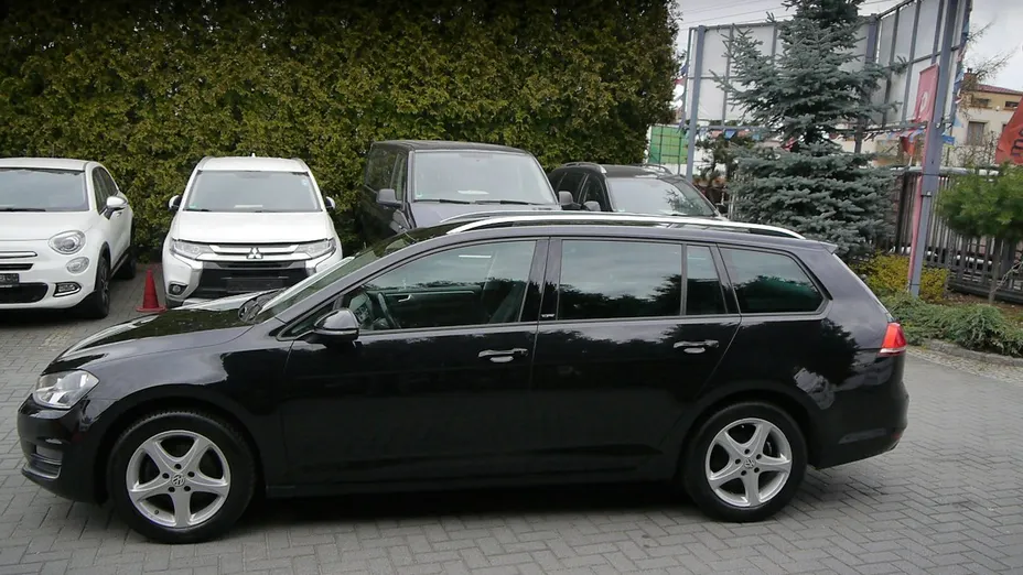 VOLKSWAGEN Golf -