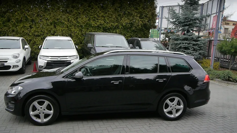 VOLKSWAGEN Golf -