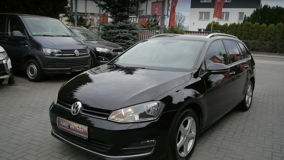 VOLKSWAGEN Golf -