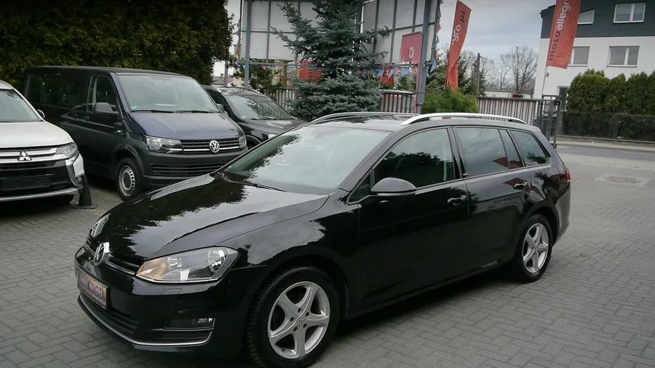 VOLKSWAGEN Golf -