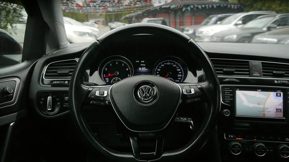 VOLKSWAGEN Golf -