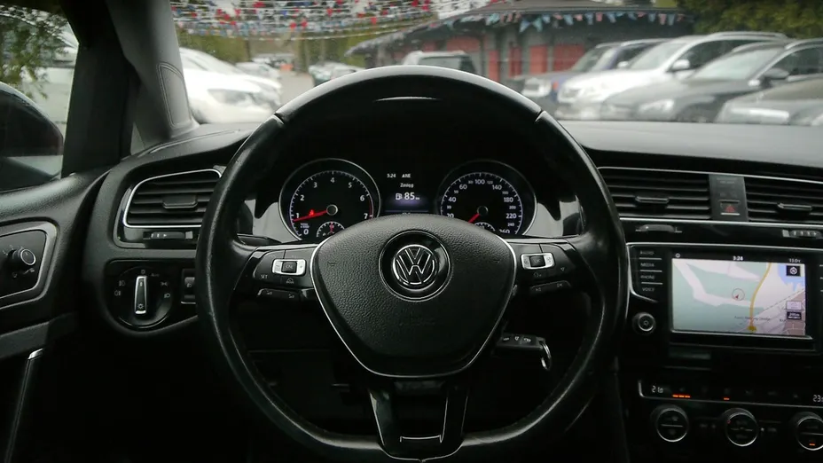 VOLKSWAGEN Golf -
