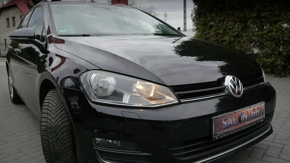 VOLKSWAGEN Golf -