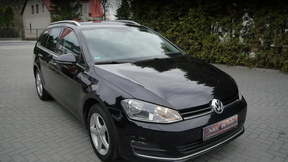 VOLKSWAGEN Golf -