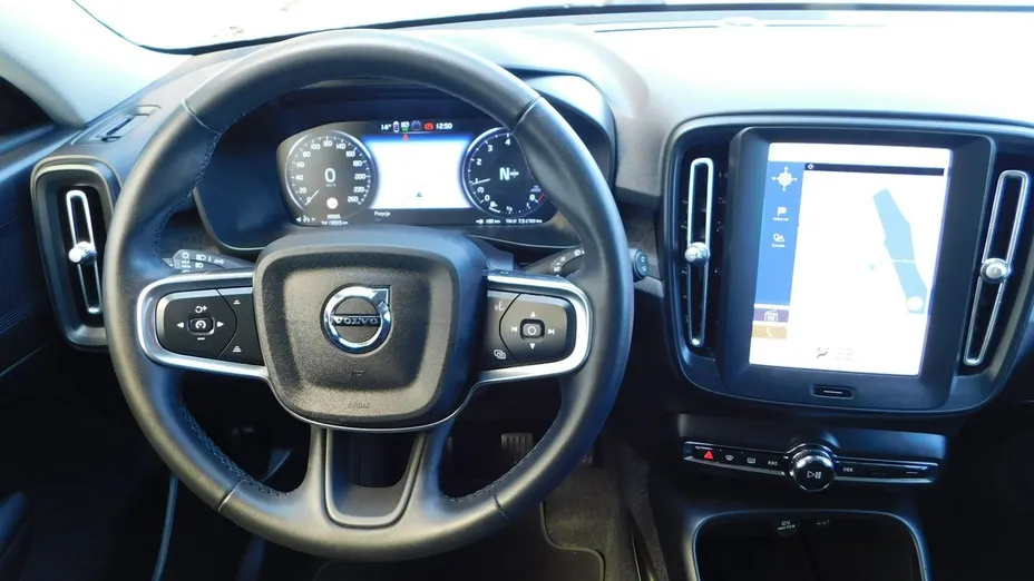 VOLVO XC40 -