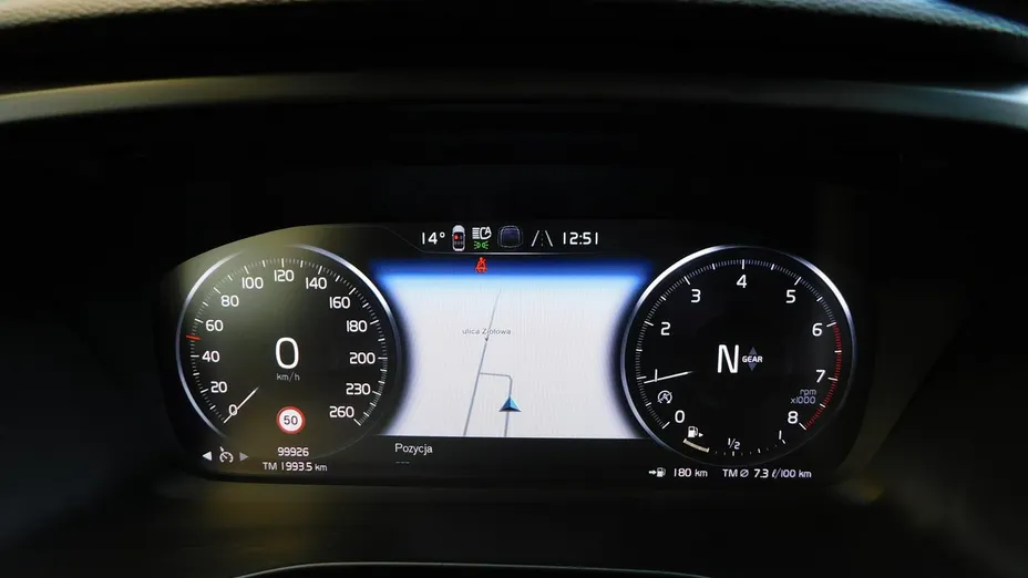 VOLVO XC40 -