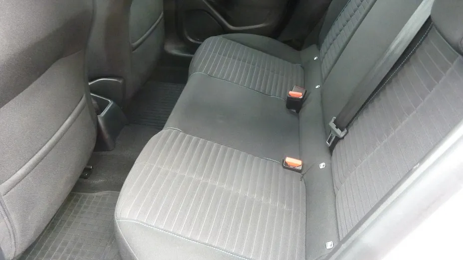 PEUGEOT 208 -
