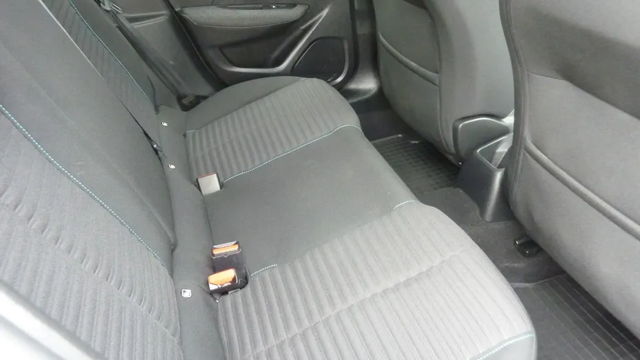 PEUGEOT 208 -