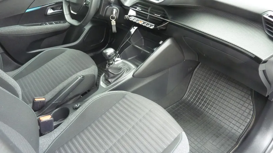 PEUGEOT 208 -