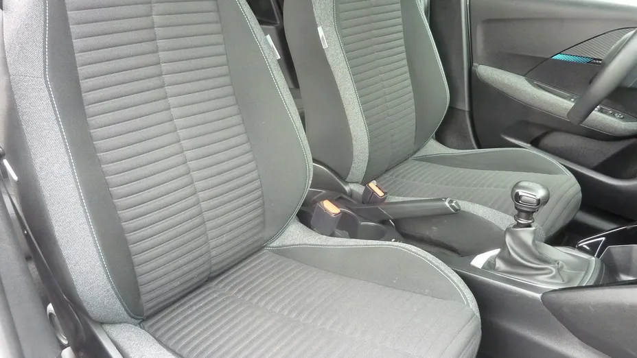 PEUGEOT 208 -