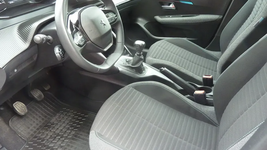 PEUGEOT 208 -
