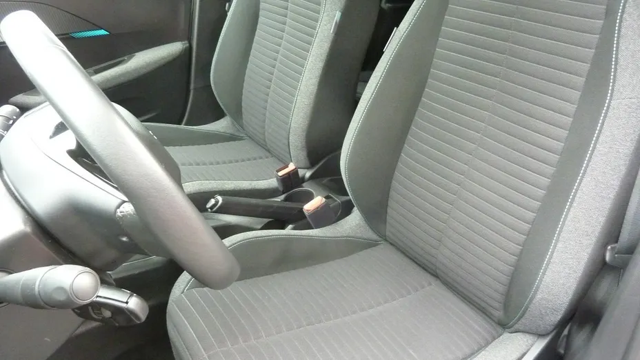 PEUGEOT 208 -