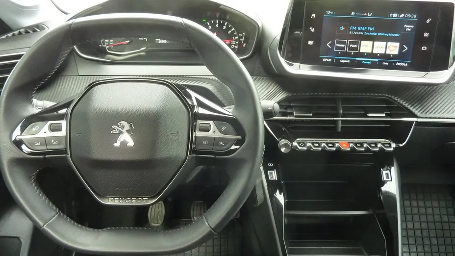 PEUGEOT 208 -