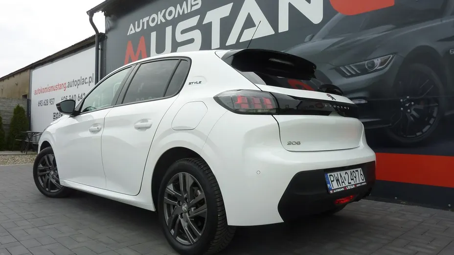 PEUGEOT 208 -