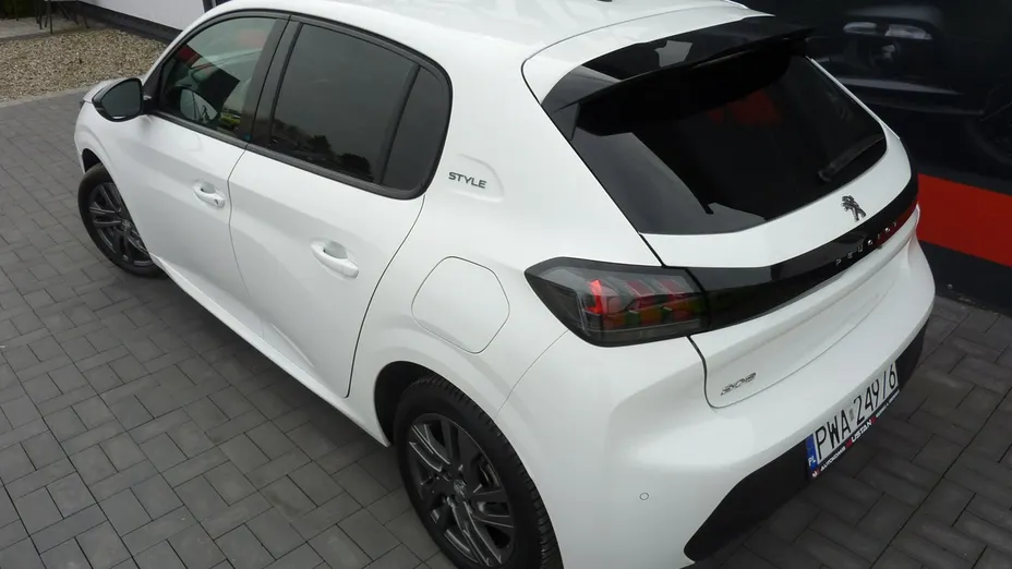 PEUGEOT 208 -