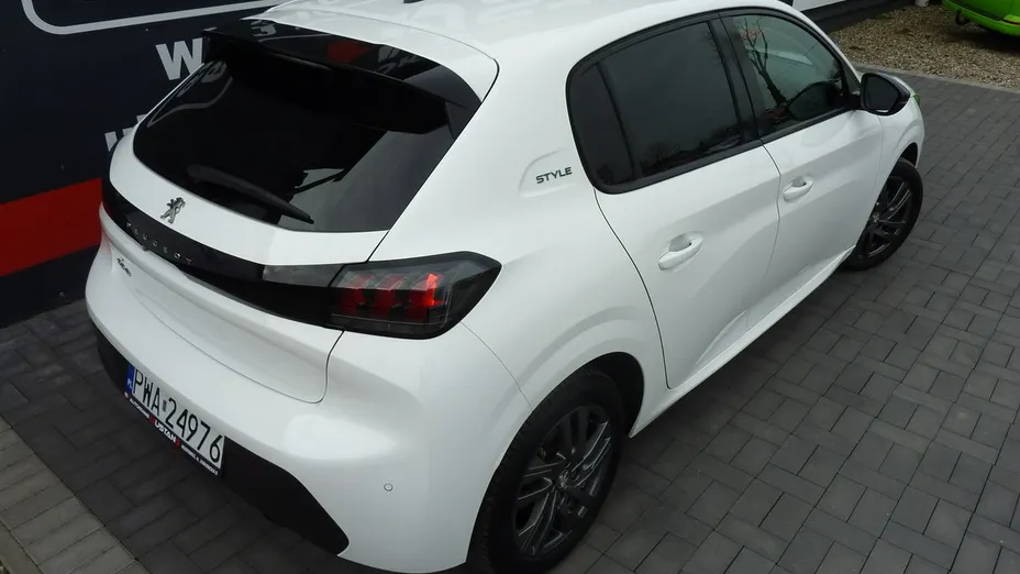 PEUGEOT 208 -