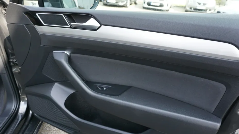 VOLKSWAGEN Passat -