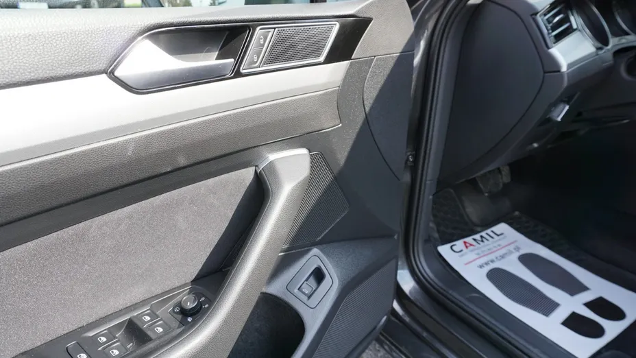 VOLKSWAGEN Passat -