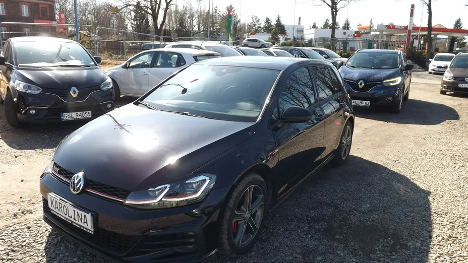 VOLKSWAGEN Golf -