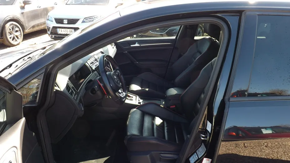 VOLKSWAGEN Golf -