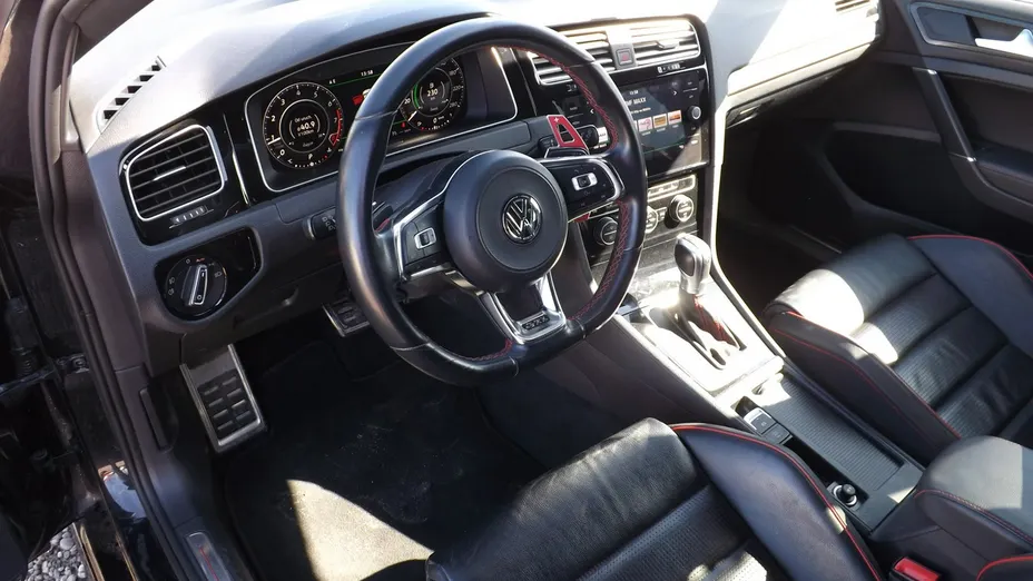 VOLKSWAGEN Golf -